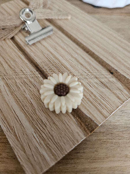 Cream 20mm silicone daisy focal bead