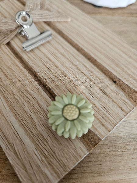 20mm lint colored silicone daisy focal bead